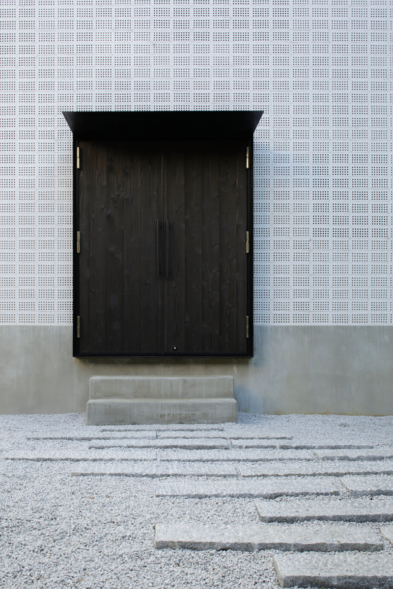Illustration for article titled A 120-Year-Old Building Damaged in Japan's 2011 Quake Is Reborn as This Beautiful Home